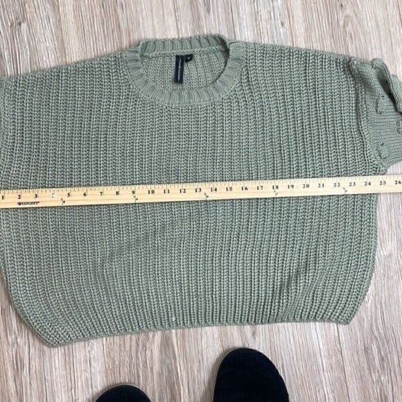 Moon & Madison cropped green sweater  with ballon sleeves size medium - Picture 6 of 7